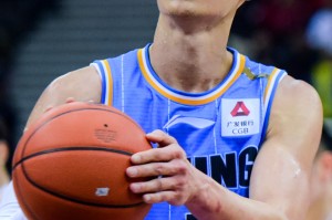亿博官方首页- 独行侠对阵马刺的揭幕战首发阵容 